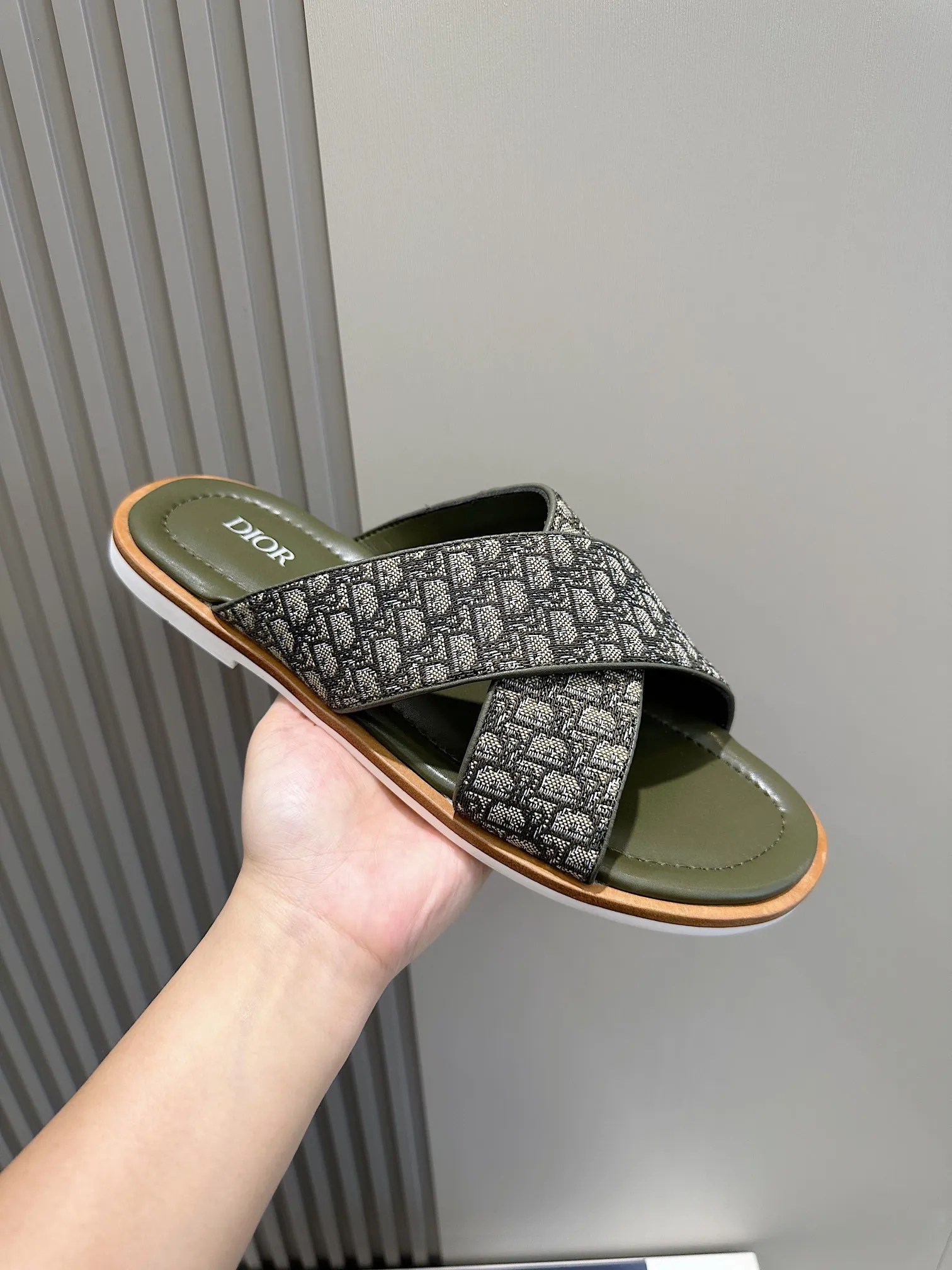 P320 [DIOR] Size 39-44 (38.45 custom-made) 2024ss Dior’s latest men’s slippers are a must-have. Dior Alias ​​Men's Genuine Leather Slippers This summer new Alias ​​sandal embodies a casual and elegant style. Carefully crafted from grained cow leather and Oblique printed fabric, with cowhide lining! Cross-strap design with metal-clad brass CD Diamond logo. The imported cowhide leather and rubber sole adds sophistication and comfort, while Oblique print-effect anti-slip panels add style.
